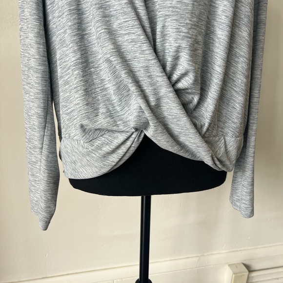 Old Navy Active Breath On Long Sleeve Gray Work Out Top - Picture 3 of 8